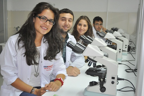 İZMİR ÜNİVERSİTESİ TIP FAKÜLTESİ ZİRVEYİ ZORLUYOR